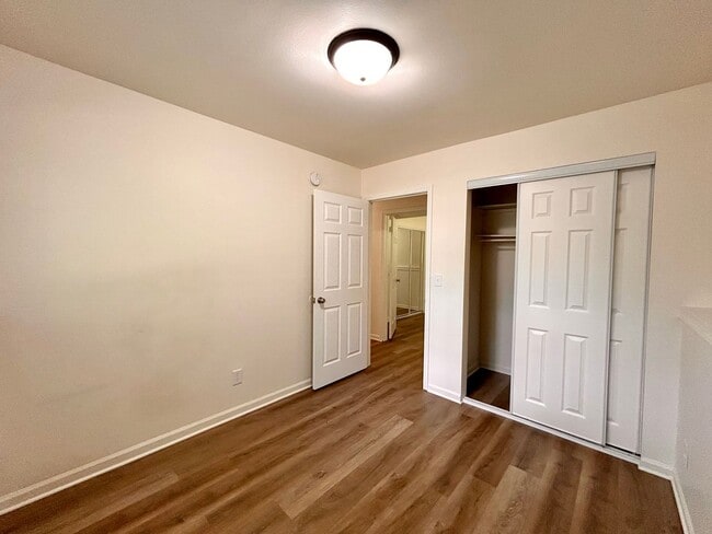 Building Photo - Four Bedroom Duplex in Cascade