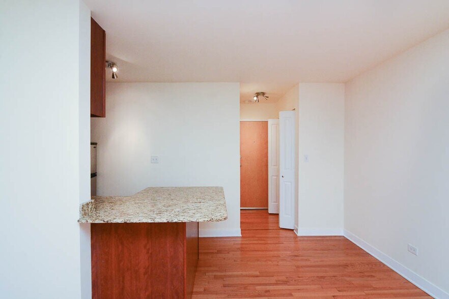 Building Photo - 630 W Wrightwood Ave