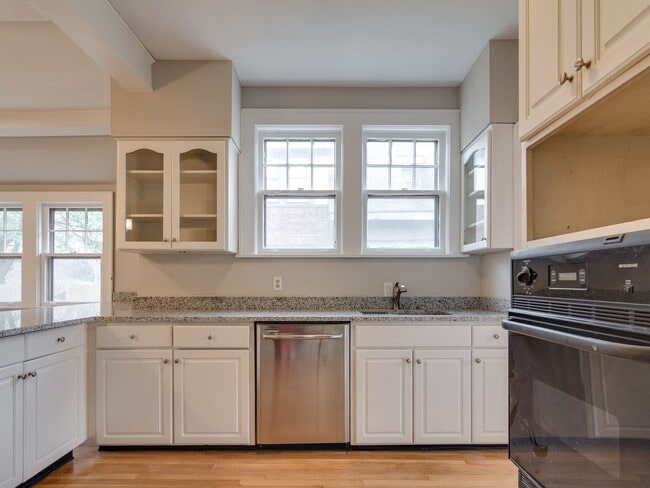 Building Photo - Charming 3BR/1B Conveniently Located Near Rhodes College!