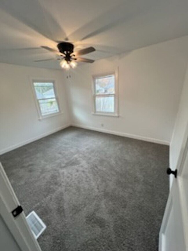 Building Photo - 2 bedroom 1 bathroom house. Fenced in back...