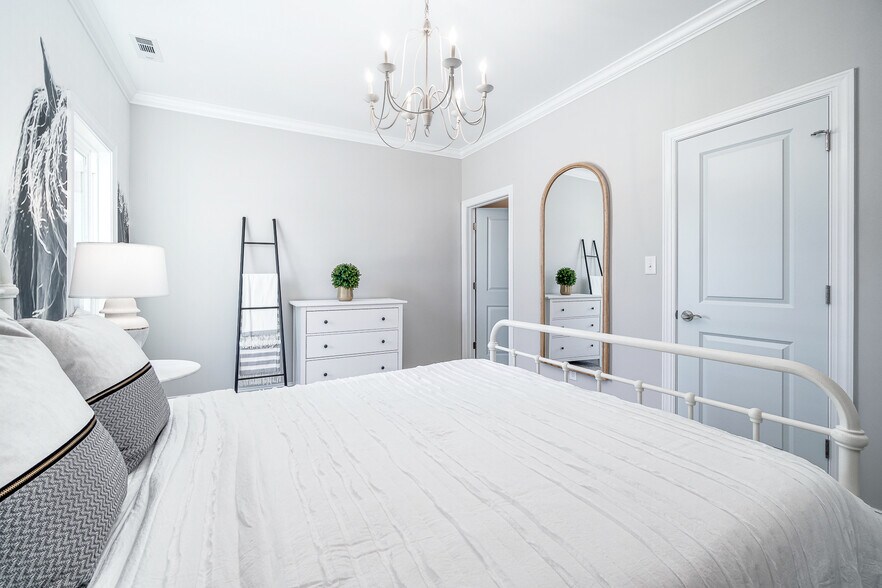 Brand new beach cottage! Public beach access at end of the street (4 min walk)! This guest room has a queen bed and has the coolest horse mural inspired by the wild horses on the nearby Shackleford Island! - 103 S 13th St