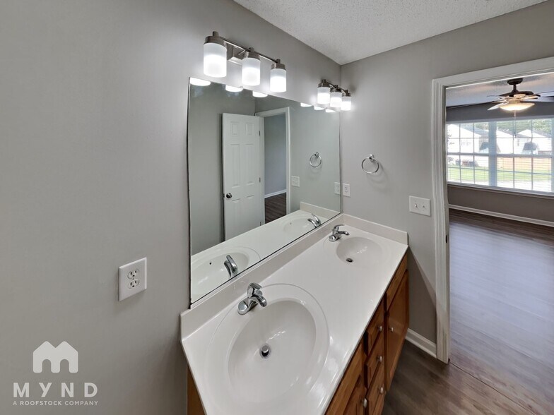 Building Photo - 4702 Mallard Creek Dr