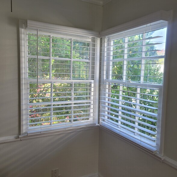 Building Photo - 5025 Cahuenga Blvd