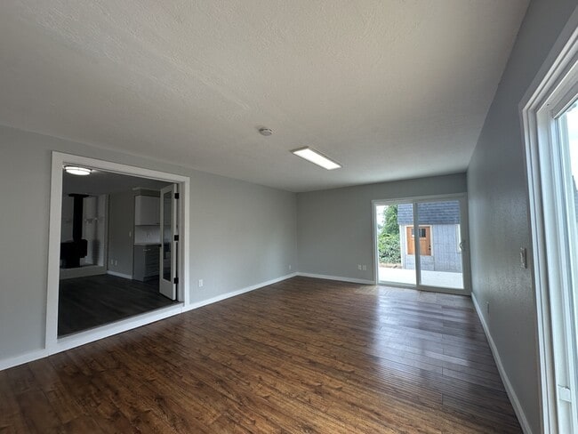 Building Photo - 389 NE Evergreen Ct