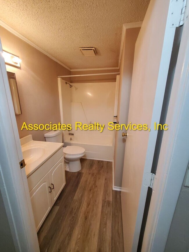 Building Photo - Attention Students! 1 bedroom- Near Shands & UF!  Look!