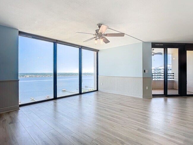 Building Photo - Stunning Penthouse Rental with Intracoasta...