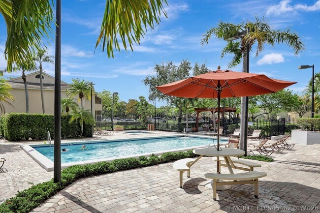 Building Photo - 660 Cypress Club Way