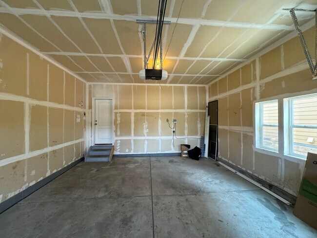 Building Photo - Well maintained Home with 4 bedrooms 3 bat...