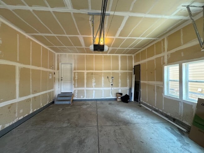 Building Photo - Well maintained Home with 4 bedrooms 3 baths in Erie