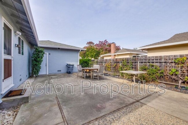 Building Photo - 1650 Goldfinch Way