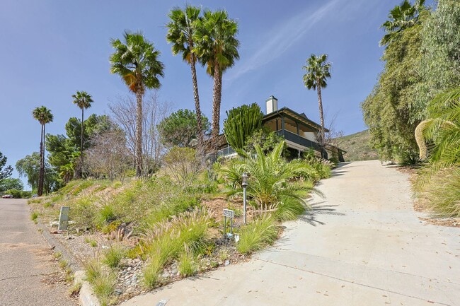 Building Photo - 5BR Home in Ramona Country Estates with Pool & Views