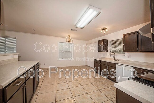 Building Photo - 7127 Still Hollow Dr