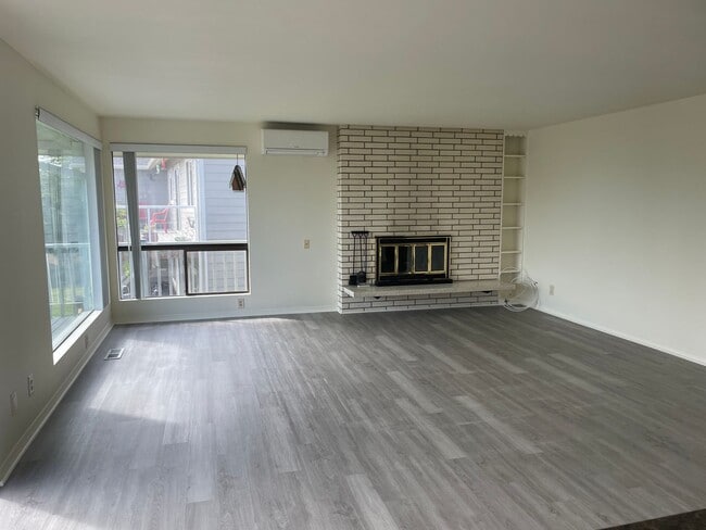 Building Photo - Spacious Admirals Cove Home with Recent Up...