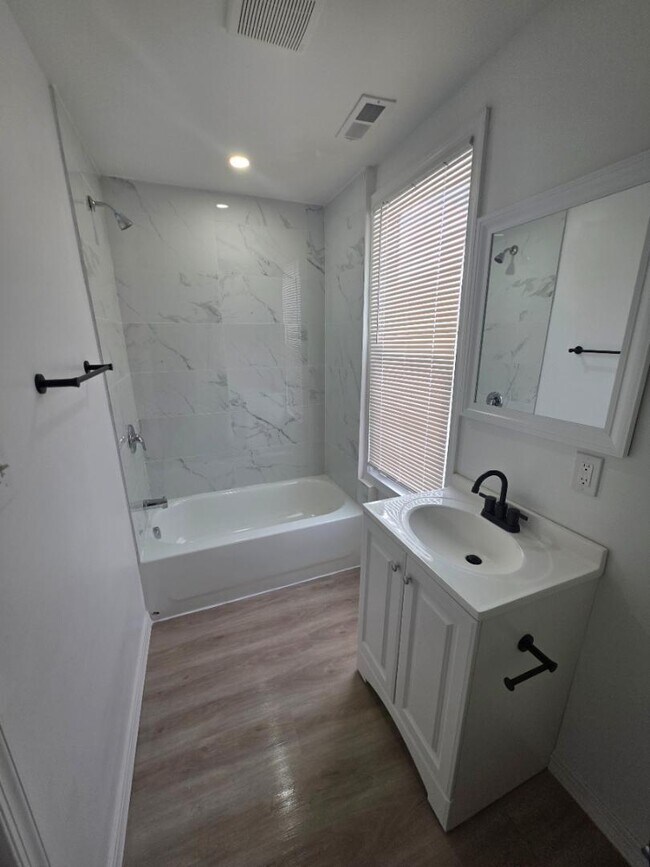 Building Photo - 2442 Sunset Ave