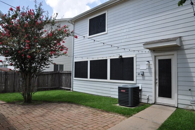 Building Photo - 20734 Settlers Lake Cir N
