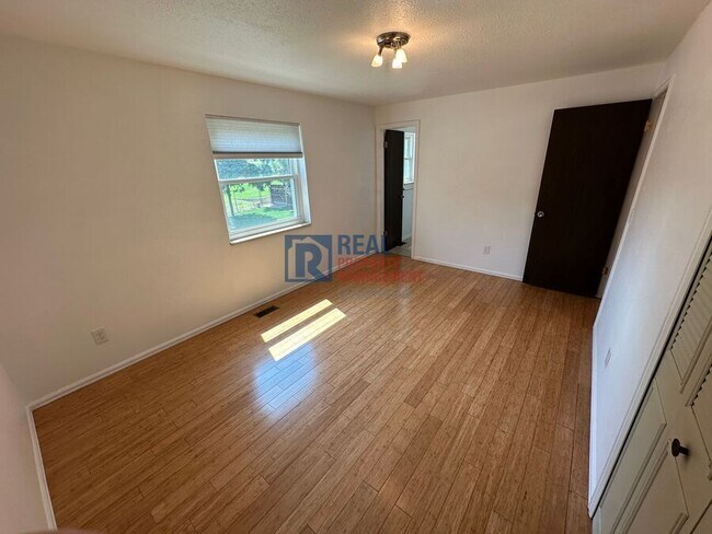 Building Photo - 1075 S Elkhart Way