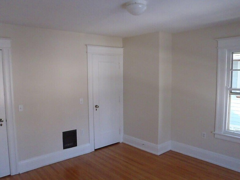 Bedroom - 923 Harvard St