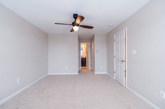 Building Photo - Immaculate 3 Bed 2 Full & 2 Half Bath End ...