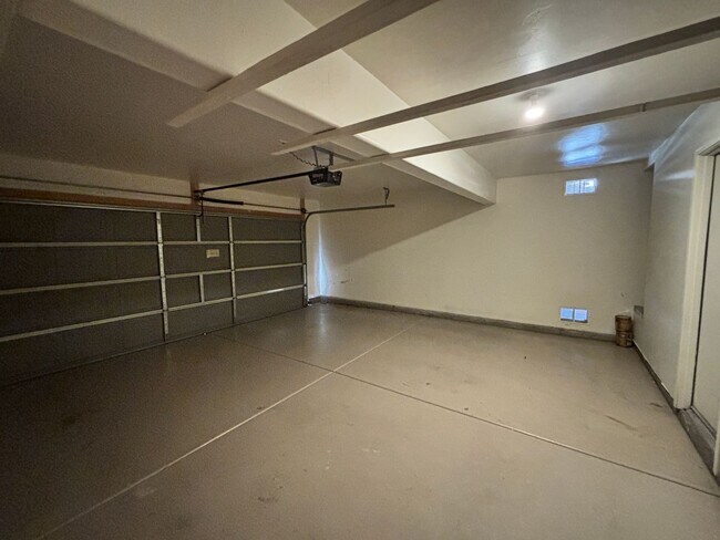 Building Photo - 1051 W Sea Lion Dr