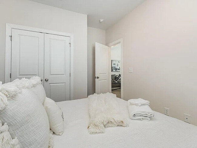 Building Photo - 300 W Amber Oak Dr