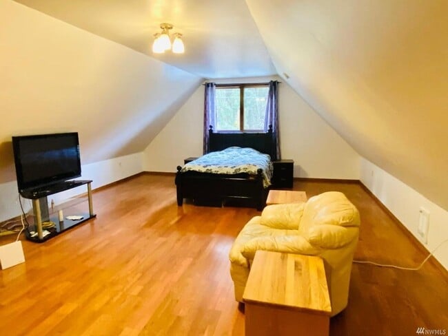 Building Photo - Versatile 3-Bedroom Silver Lake Home with ...