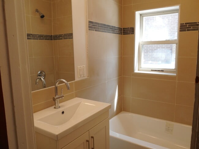 Building Photo - 3012 W Belmont Ave