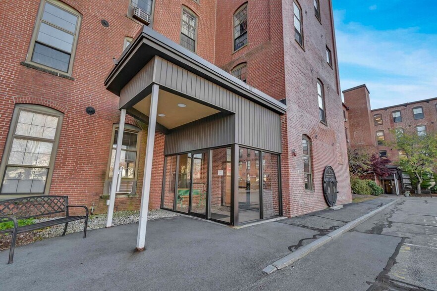 Building Photo - 156 Front, 209