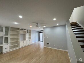 Building Photo - Spacious Tri Level 2Bed 2Bath Condo in Bay Ho