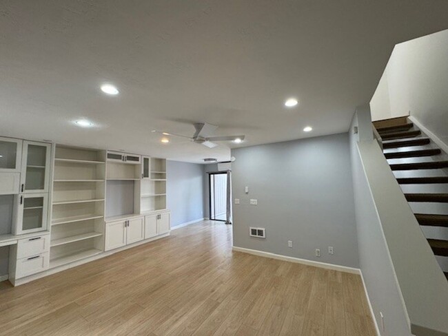 Primary Photo - Spacious Tri Level 2Bed 2Bath Condo in Bay Ho