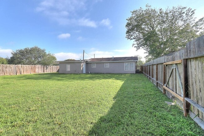 Building Photo - 10921 Shady Ln