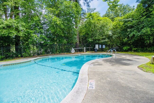 Building Photo - Renovated 1-Bedroom Condo in Heathwood Cou...