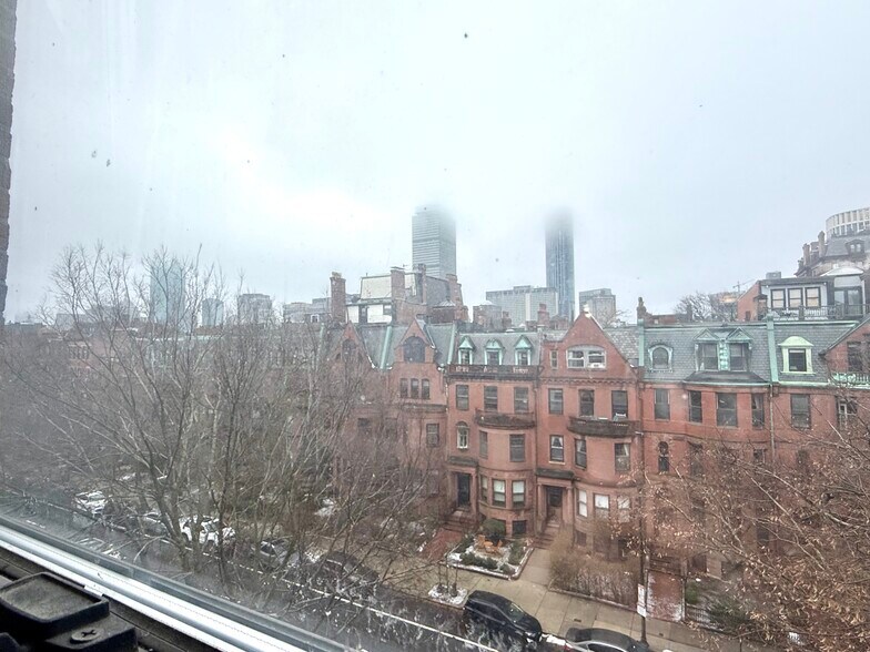 Building Photo - 482 Beacon St