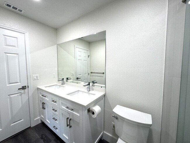 Building Photo - 9943 Bay Vista Estates Blvd