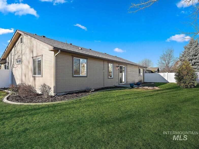 Building Photo - 238 S Neskowin Way