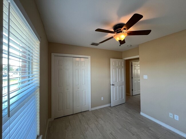 Building Photo - THREE BEDROOM QUICK COMMUTE TO CROSSTOWN SOUTH