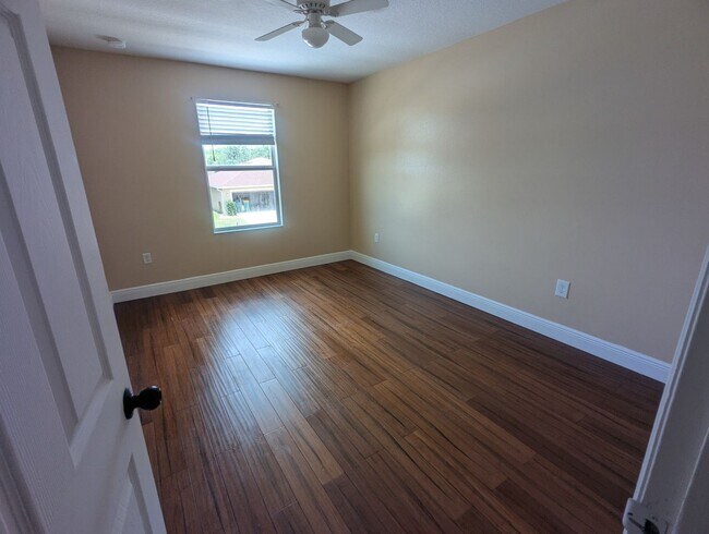 Building Photo - FOR RENT 4 Bedroom 2 1/2  Bath with Den/Office/5th bedroom, Furry  friends Welcome!