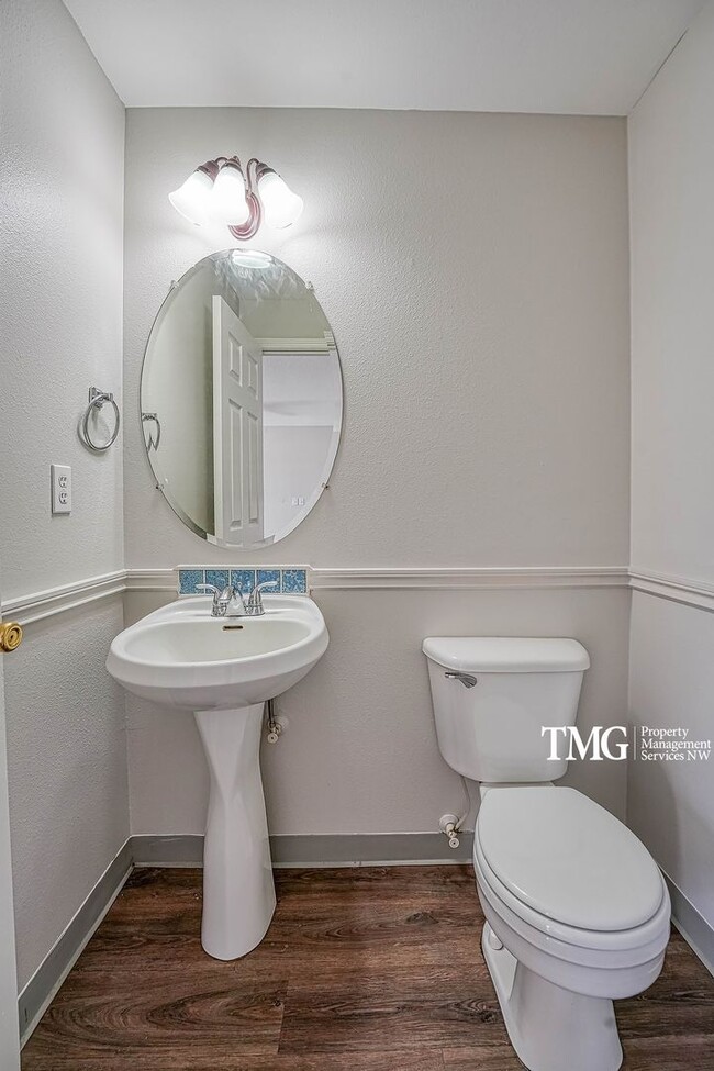 Building Photo - Beautifully Remodeled 4BR Home with Fenced Backyard