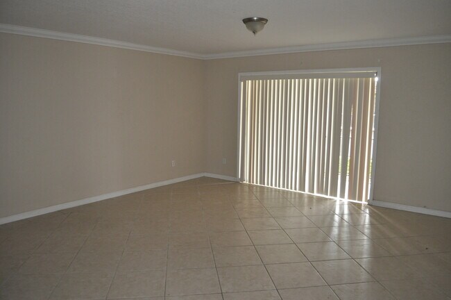 Building Photo - 10385 N Kendall Dr