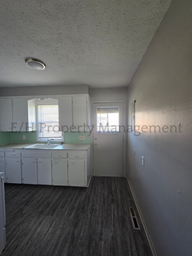 Building Photo - 751 S Governeour Rd