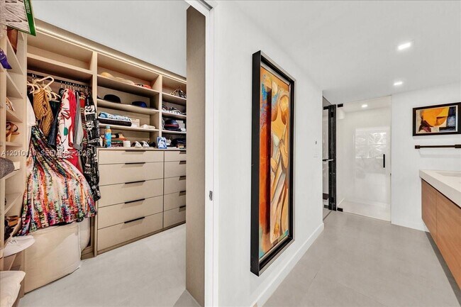 Building Photo - 1147 Hillsboro Mile