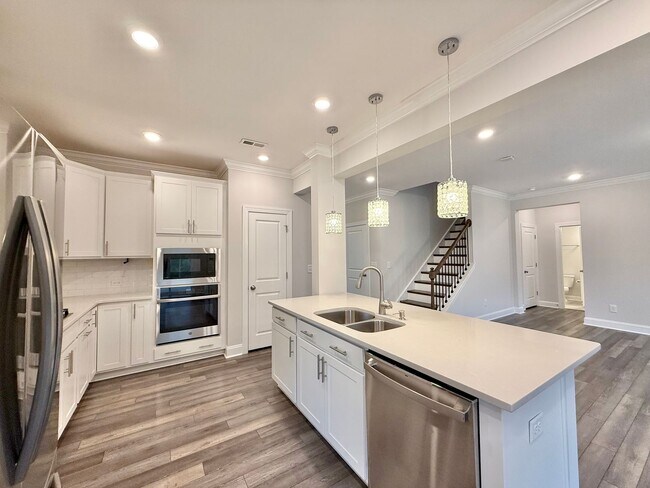 Building Photo - Gorgeous 5BD, 3BA Raleigh Home with Tons of Modern Upgrades in an HOA Community with Premier Amen...