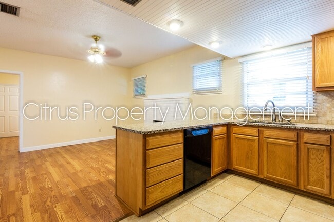 Building Photo - Charming Duplex in Mills 50 District