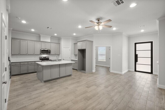 Building Photo - Luxury Arlington Townhome - Gated Community