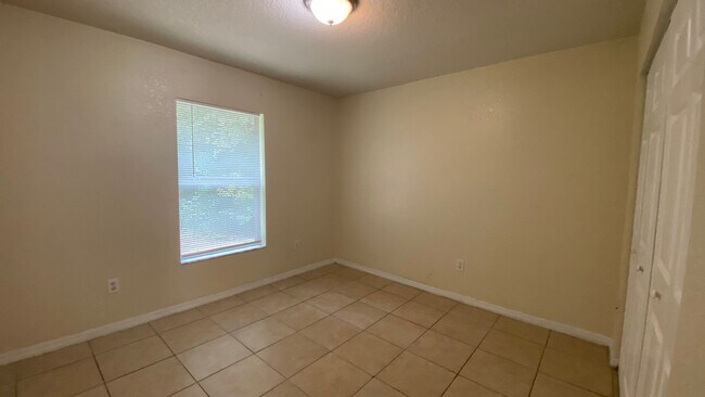 Building Photo - 523 Silver Way Dr