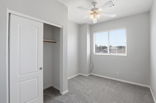 Building Photo - 3565 E Vaughn Ct