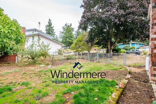 Building Photo - Spacious 3 Bedroom 3 Bath in town