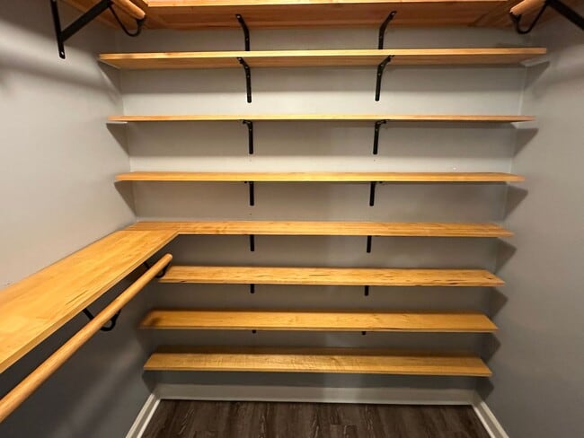 Building Photo - End Unit Townhouse for Rent