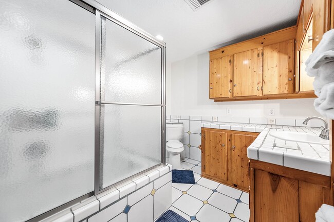 Building Photo - 302 Palm Dr