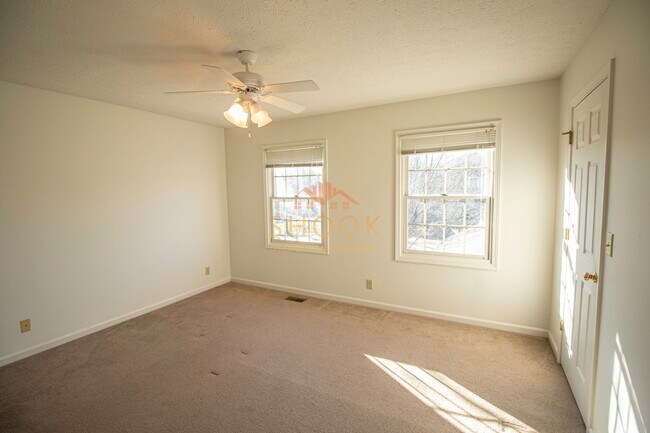 Building Photo - LARGE CONDO UNIT CLOSE TO CAMPUS - Available mid June