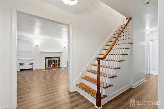 Building Photo - 37 Ireland Ave